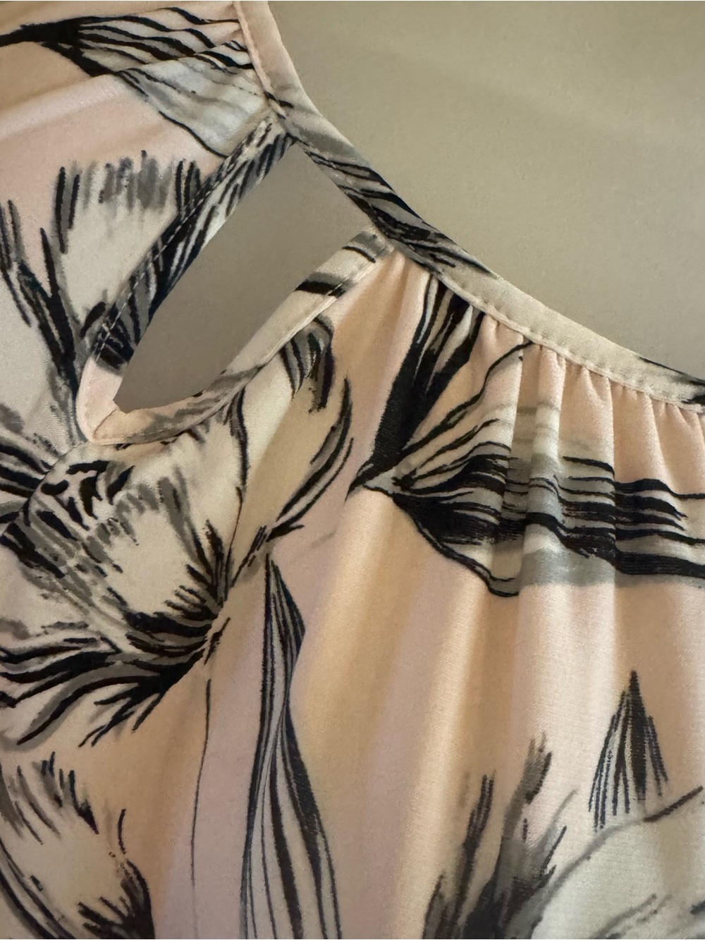 Roz & Ali Blush Pink Floral Top w/Cut-out neckline detail PLUS: 2X #Y - Picture 6 of 12